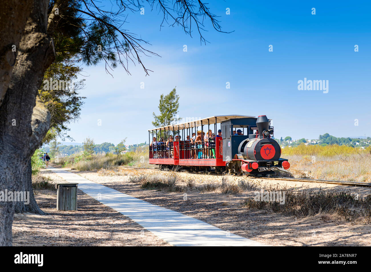 Trasporto passeggeri con ferrovia panoramica in miniatura che porta passeggeri a Baril Beach, Santa Luzia, East Algarve, Portogallo. Foto Stock