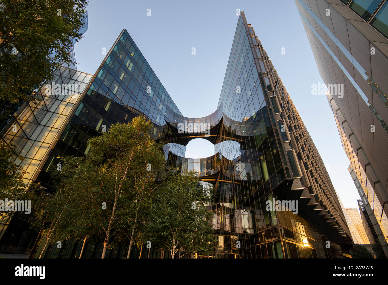 In estate la luce del mattino al più luogo di Londra dal Riverside sulla Southbank, Londra Inghilterra REGNO UNITO Foto Stock