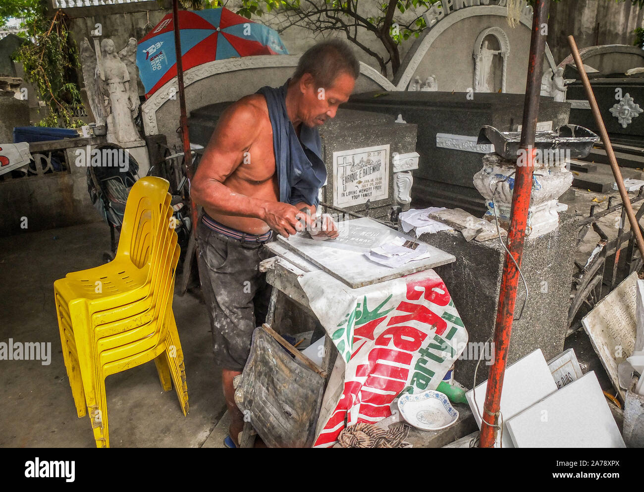 Manila, Filippine. 30 ott 2019. Mario Formales una pietra grave maker occupato a lavorare nel suo negozio di fortuna a Manila Nord cimitero.filippini si prepara per il giorno di Tutti i Santi da pulizia, riverniciare le tombe dei loro defunti innamorati nelle Filippine. Credito: SOPA Immagini limitata/Alamy Live News Foto Stock