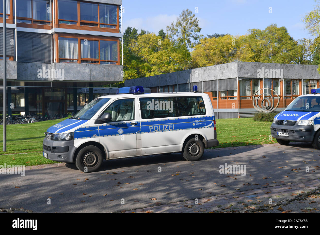Karlsruhe, Germania - Ottobre 2019: Polizia parcheggio auto di fronte la Corte costituzionale federale della Germania Foto Stock