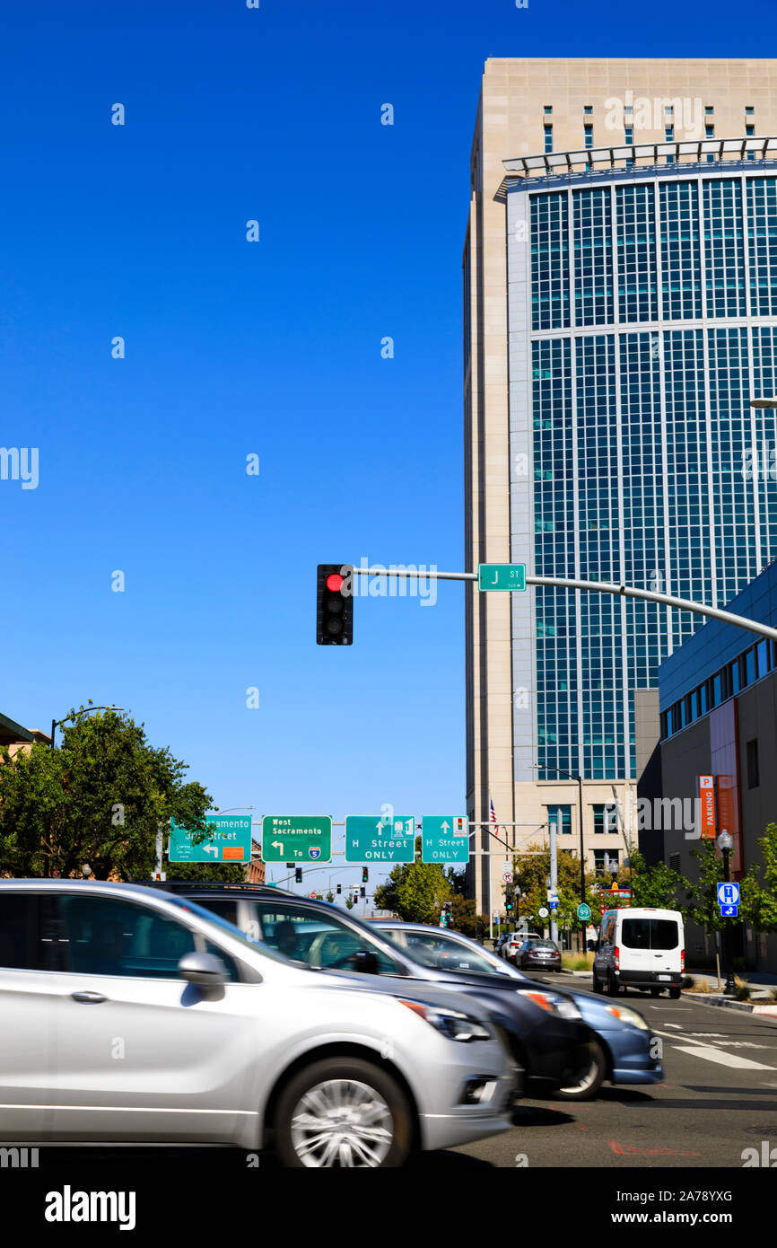 Il traffico in movimento, J Street, Sacramento, la capitale dello Stato della California, Stati Uniti d'America. Foto Stock