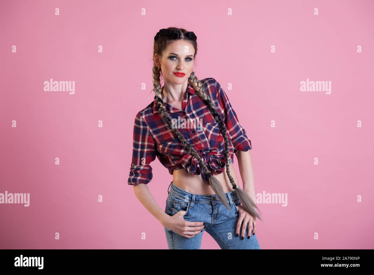 Bella moda donna trecce in maglietta del paese Foto stock - Alamy