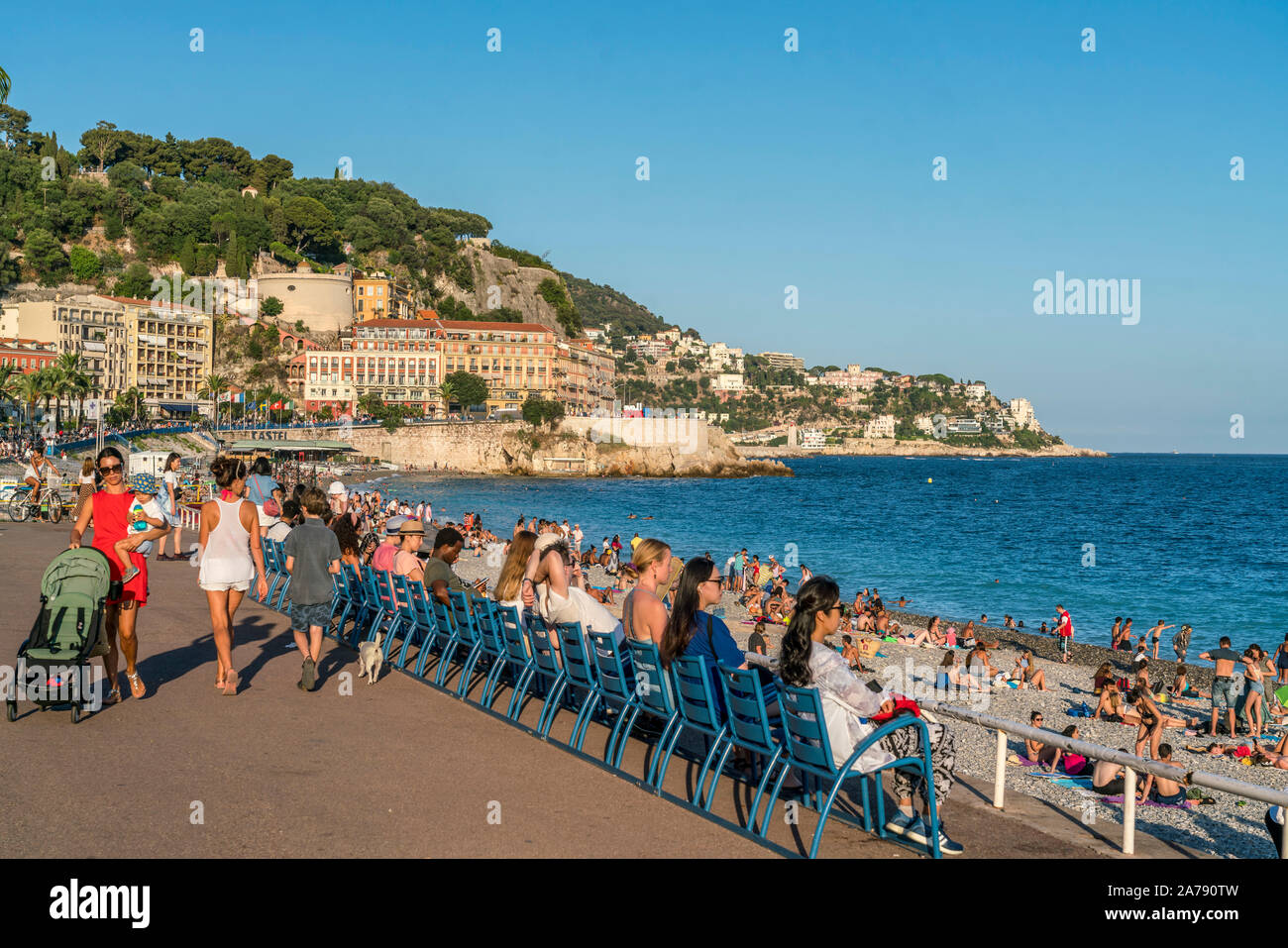 Sedie blu, Promenade des Anglais, spiaggia, Nizza, Francia, Foto Stock