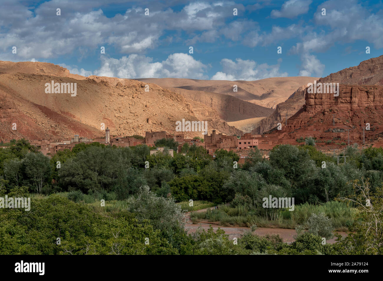 Villaggio marocchino con montagne, fiume, deserti, montagne e vegetazione lussureggiante Foto Stock