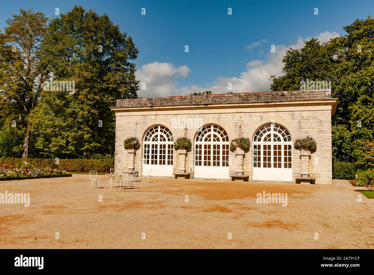 Pavillon/Orangerie nei giardini di Villa Arnaga, basco home di scrittore Edmond Rostand, in Cambo les Bains, Francia Foto Stock