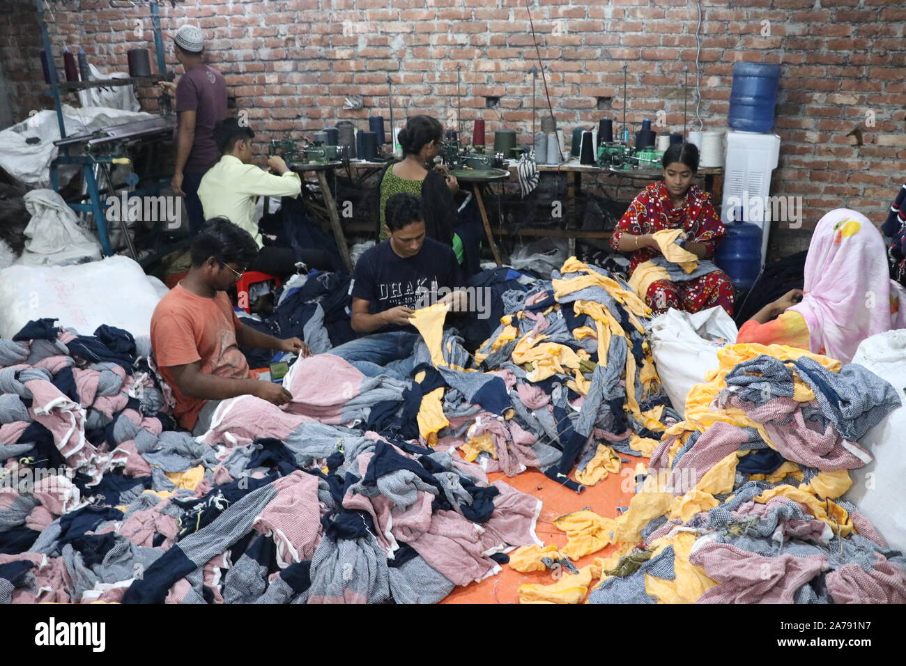 Dhaka Bangladesh 2019 gli operai di abbigliamento sono occupati spendendo il tempo nel fare l'abbigliamento di inverno .Photo:Nazmul Islam/alamy notizie in tensione Foto Stock