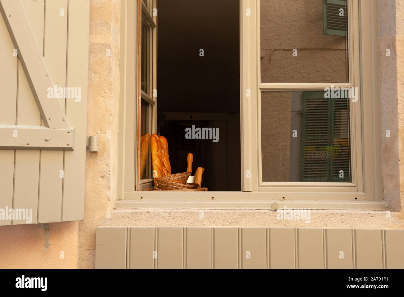 Appena sfornato pane baguette visualizzato in una finestra nella vecchia città di Pau, Pirenei francesi. Foto Stock