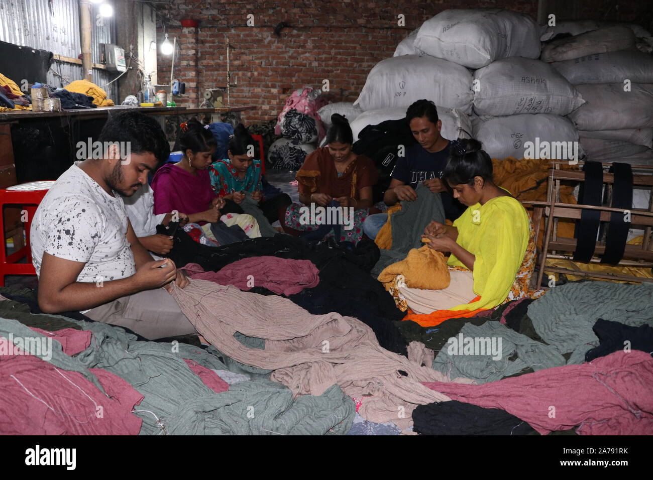 Dhaka Bangladesh 2019 gli operai di abbigliamento sono occupati spendendo il tempo nel fare l'abbigliamento di inverno .Photo:Nazmul Islam/alamy notizie in tensione Foto Stock