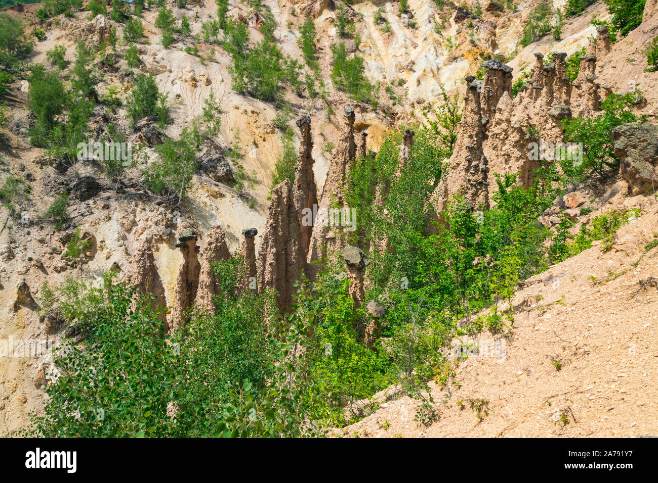 Struttura di roccia 'Djavolja Varos' fatta da una forte erosione (Devil's town) vicino Kursumlija sul sud della Serbia. È stato candidato per le nuove sette vaga naturale li Foto Stock