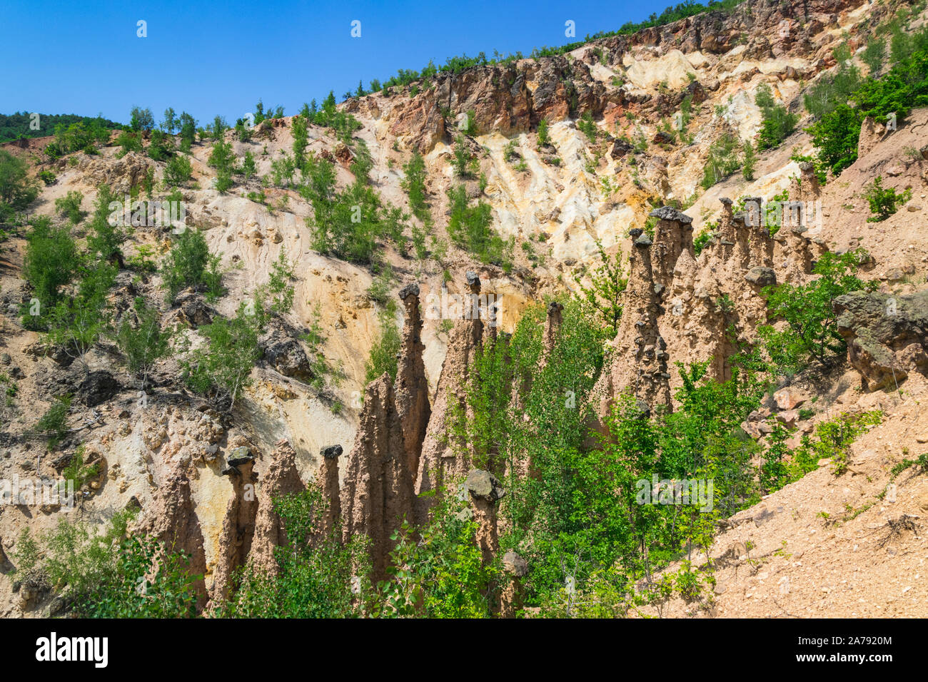 Struttura di roccia 'Djavolja Varos' fatta da una forte erosione (Devil's town) vicino Kursumlija sul sud della Serbia. È stato candidato per le nuove sette vaga naturale li Foto Stock