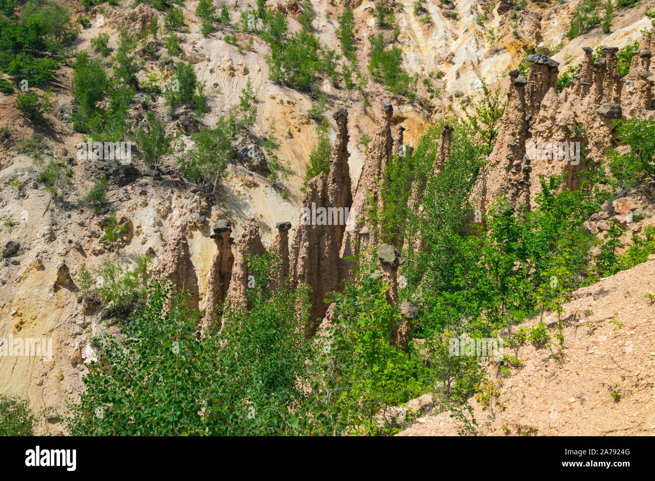Struttura di roccia 'Djavolja Varos' fatta da una forte erosione (Devil's town) vicino Kursumlija sul sud della Serbia. È stato candidato per le nuove sette vaga naturale li Foto Stock