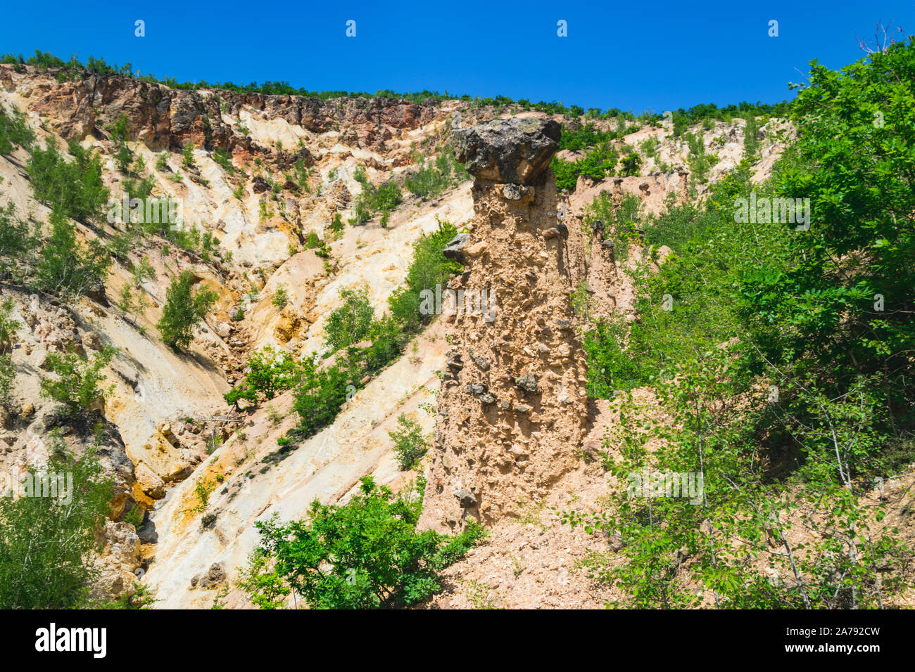 Struttura di roccia 'Djavolja Varos' fatta da una forte erosione (Devil's town) vicino Kursumlija sul sud della Serbia. È stato candidato per le nuove sette vaga naturale li Foto Stock