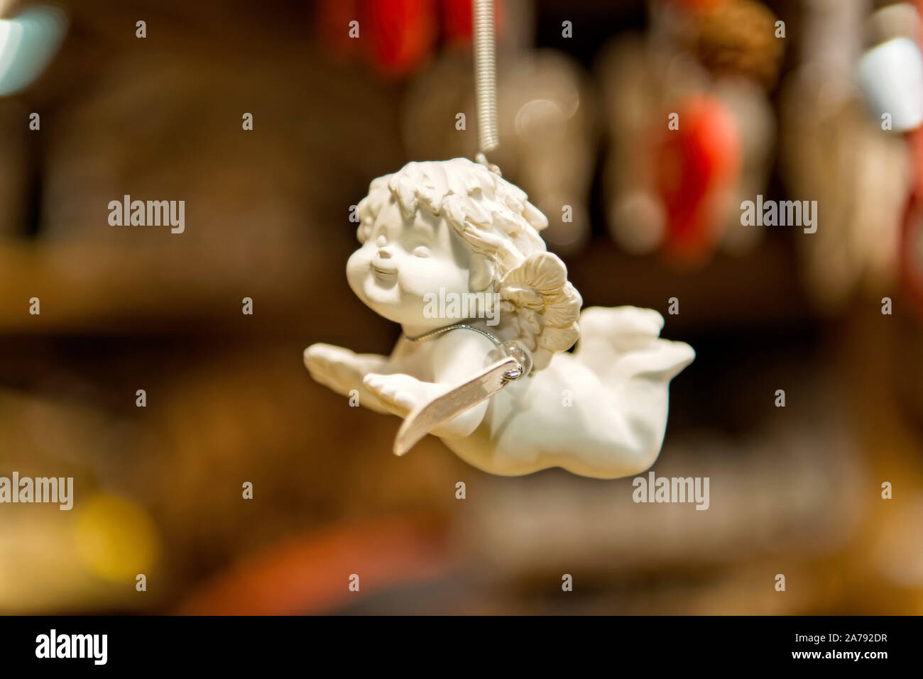 Angelo di porcellana figura su uno sfondo sfocato - immagine Foto Stock