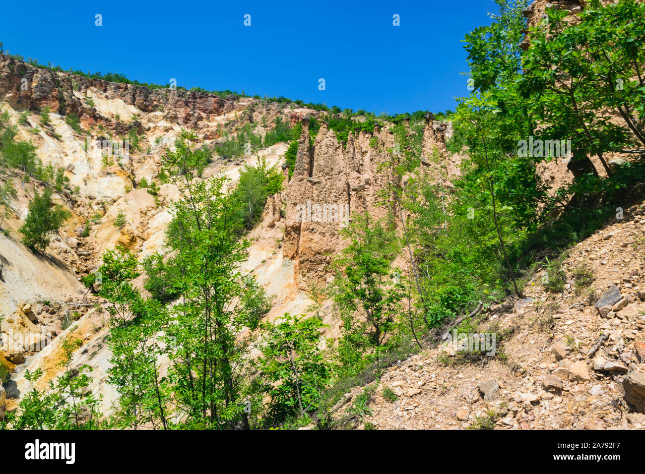 Struttura di roccia 'Djavolja Varos' fatta da una forte erosione (Devil's town) vicino Kursumlija sul sud della Serbia. È stato candidato per le nuove sette vaga naturale li Foto Stock