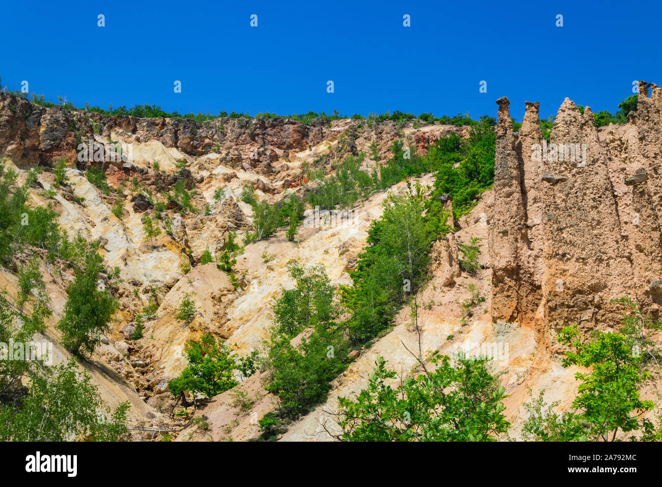 Struttura di roccia 'Djavolja Varos' fatta da una forte erosione (Devil's town) vicino Kursumlija sul sud della Serbia. È stato candidato per le nuove sette vaga naturale li Foto Stock