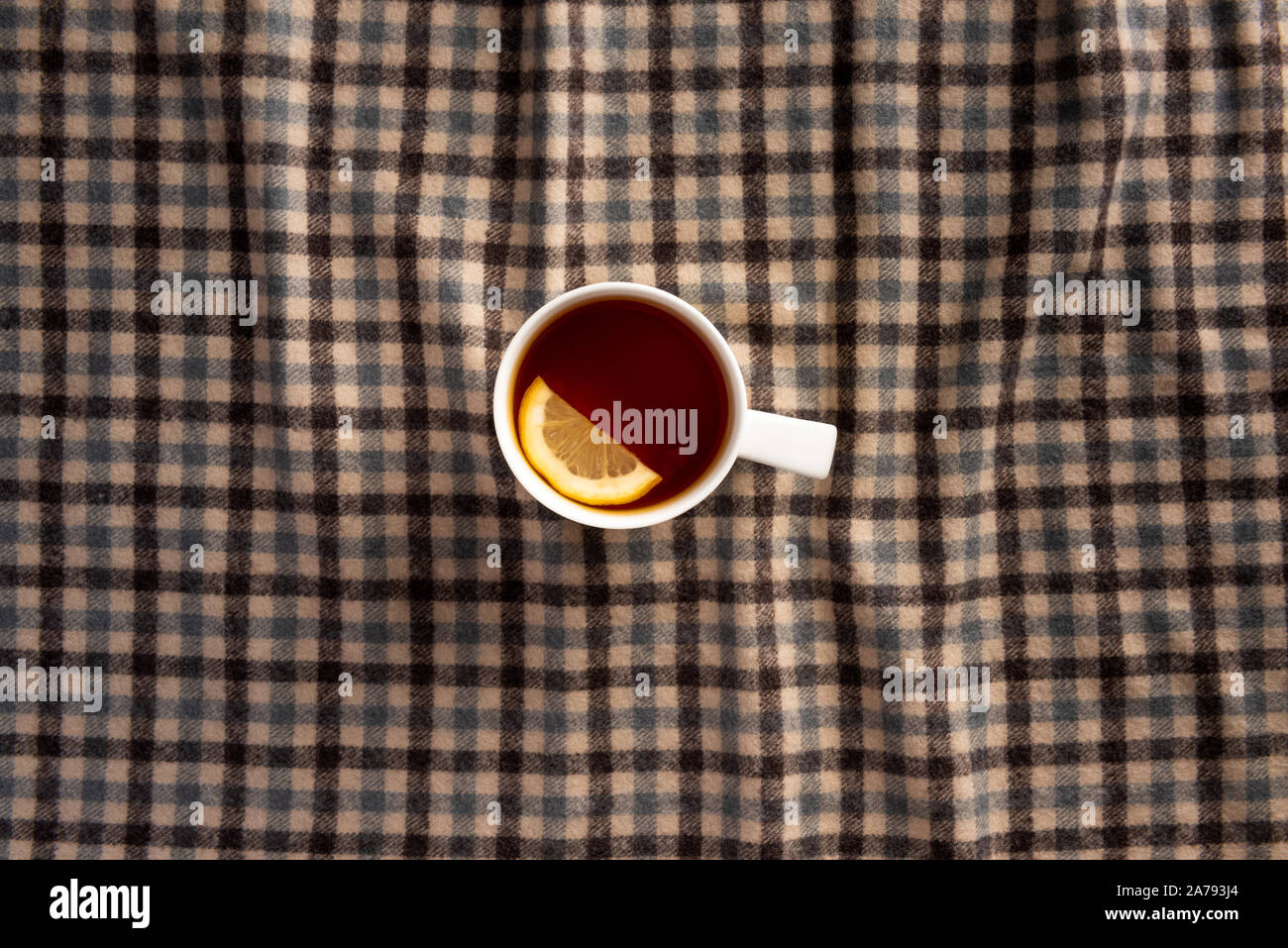 Composizione d'autunno. Tazza di tè, plaid. Lay piatto. Foto Stock