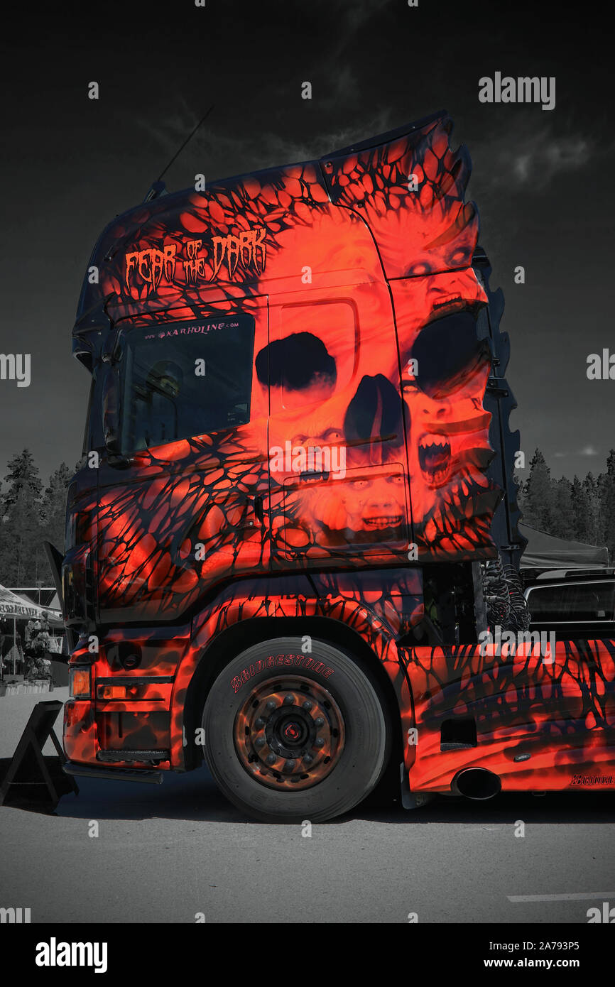 Carrello di Halloween. La paura del buio Scania R500 di proprietà di Karhuline doganale carrello vince due primi premi al HeMa Show 2014 in Loimaa, Finlandia. Giugno 15 Foto Stock