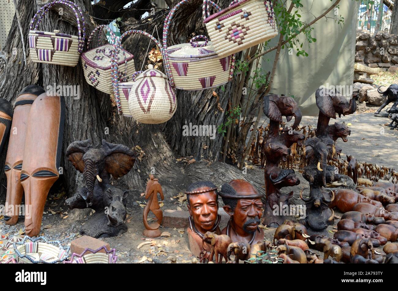 Btswanan tradizionale arte tribale craft per la vendita in un mercato di strada Afrca Botswana Foto Stock