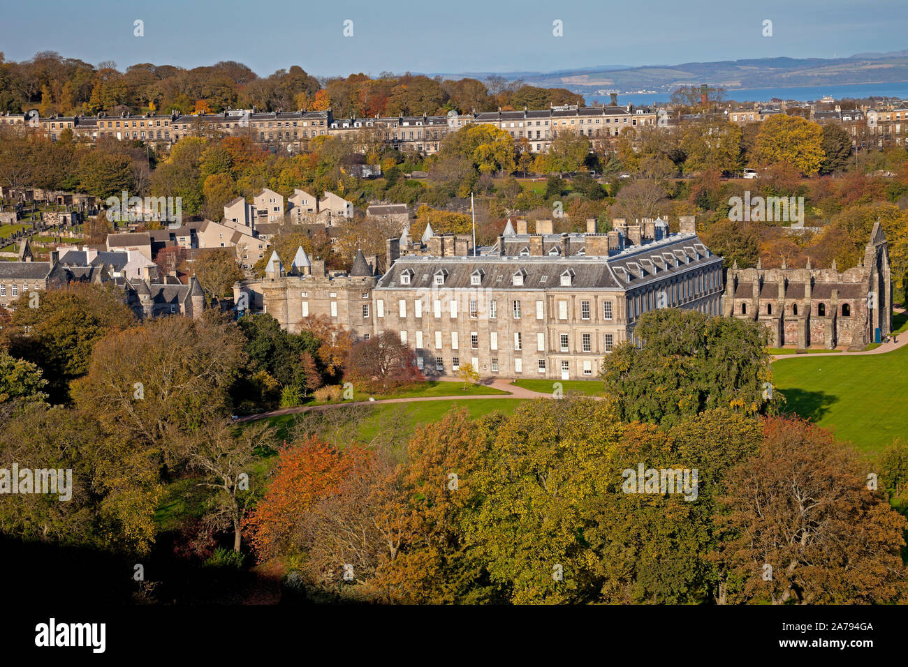Holyrood Park, Edimburgo, Scozia, Regno Unito. Il 31 ottobre 2019. Colori autunnali intorno a Holyrood Park, Edimburgo, Scozia, vedute aeree di Holyrood Palace e il Parlamento Scozzese. Foto Stock