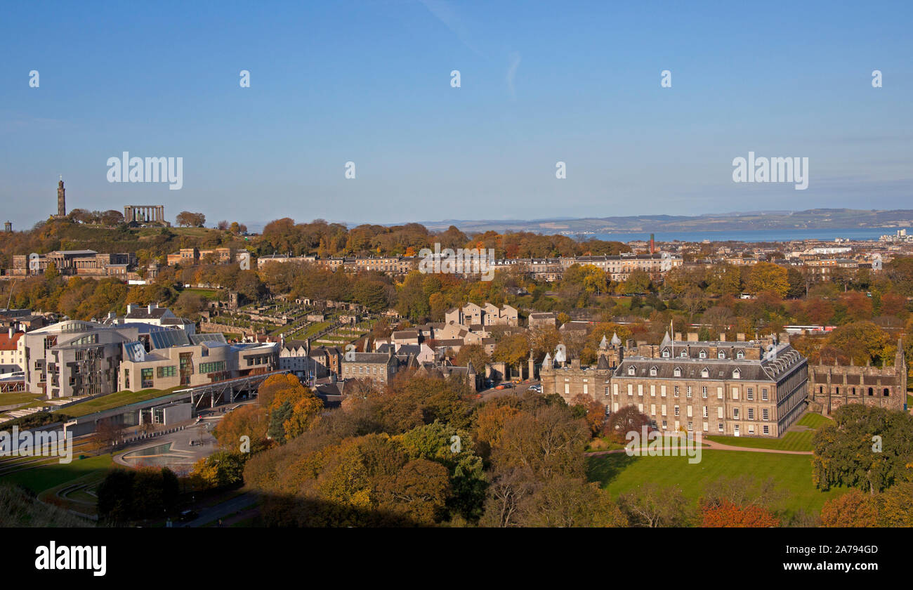 Holyrood Park, Edimburgo, Scozia, Regno Unito. Il 31 ottobre 2019. Colori autunnali intorno a Holyrood Park, Edimburgo, Scozia, vedute aeree di Holyrood Palace e il Parlamento Scozzese. Foto Stock