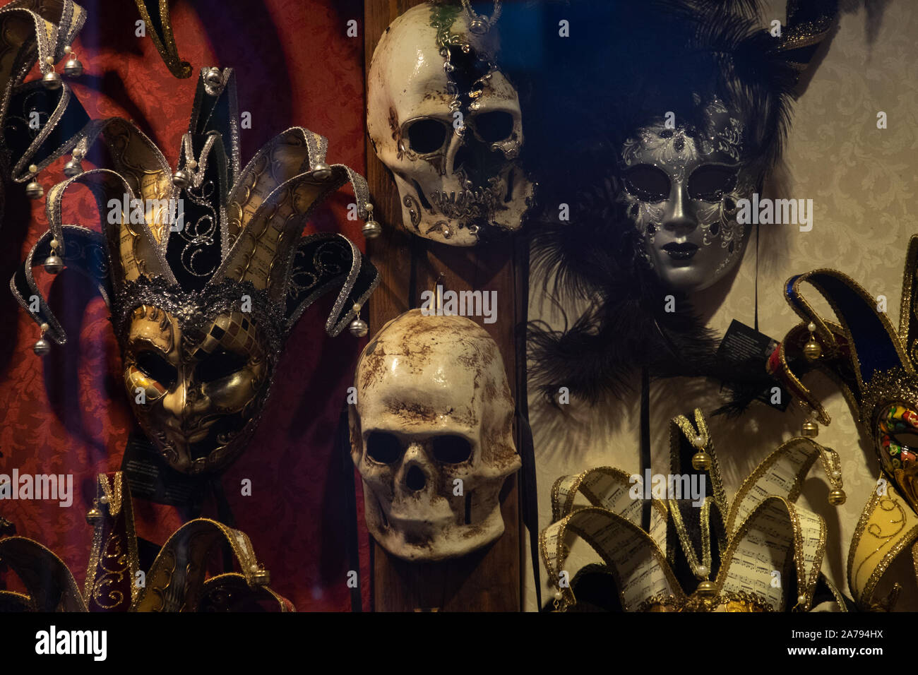 Teschi e altri dettagli della maschera per la vendita in un negozio finestra visualizzare pronta per il famoso carnevale veneziano. minaccioso e macabro come pure bello. Foto Stock