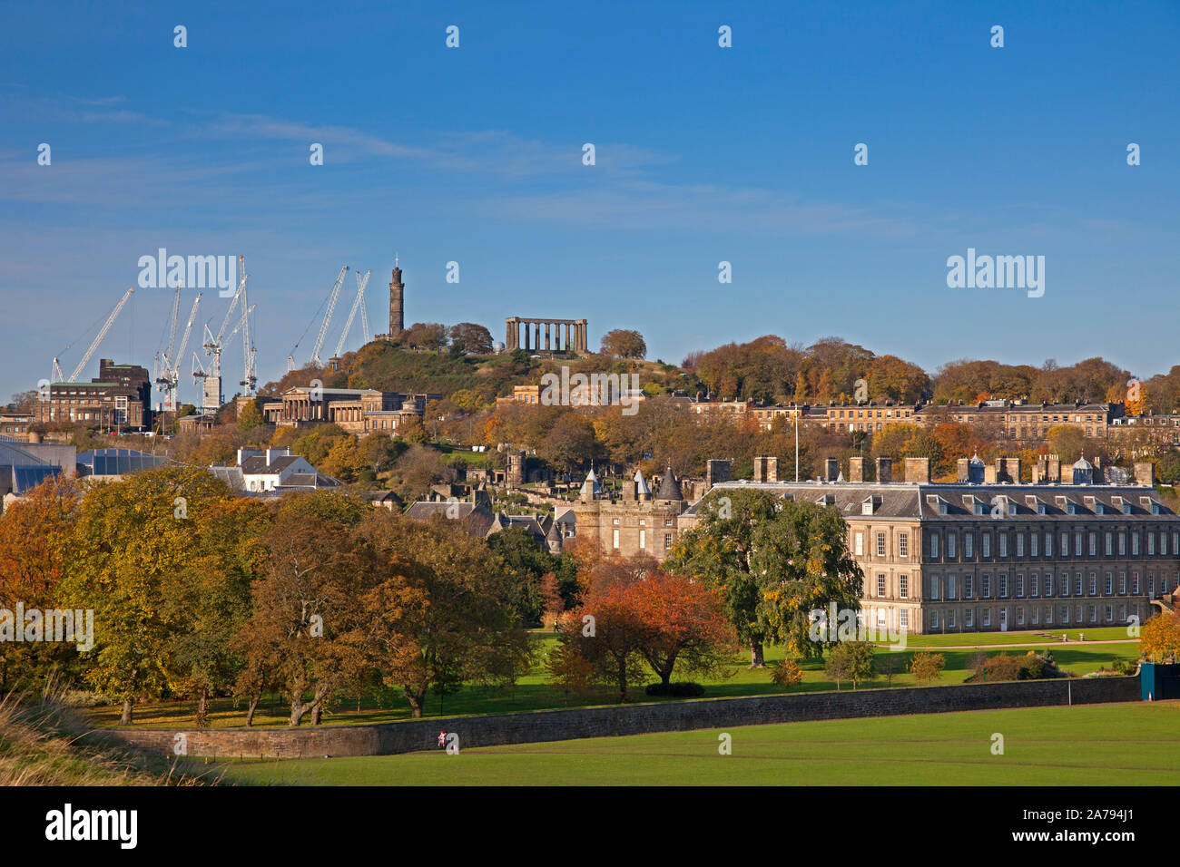 Holyrood Park, Edimburgo, Scozia, Regno Unito. Il 31 ottobre 2019. Colori autunnali intorno a Holyrood Park, Edimburgo, Scozia, vedute aeree di Holyrood Palace e il Parlamento Scozzese. Foto Stock