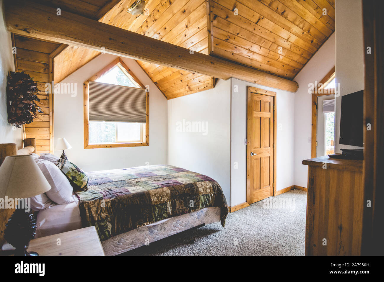 Camera da letto in stile rustico di log cabin in Island Park Idaho, Stati Uniti d'America Foto Stock