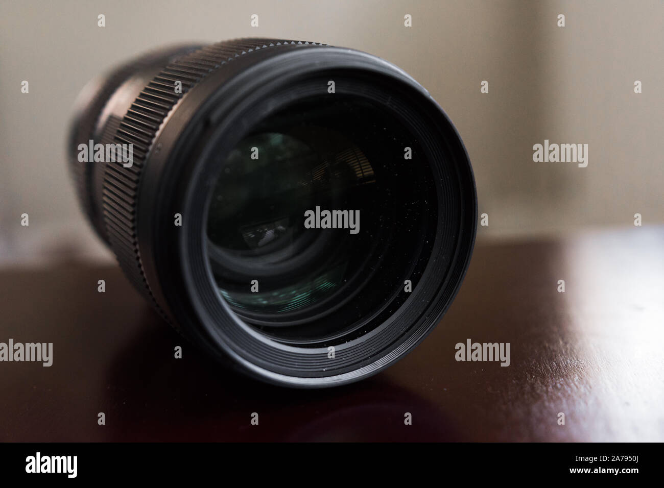 Primo piano della parte anteriore polverosi elemento di lente Foto Stock