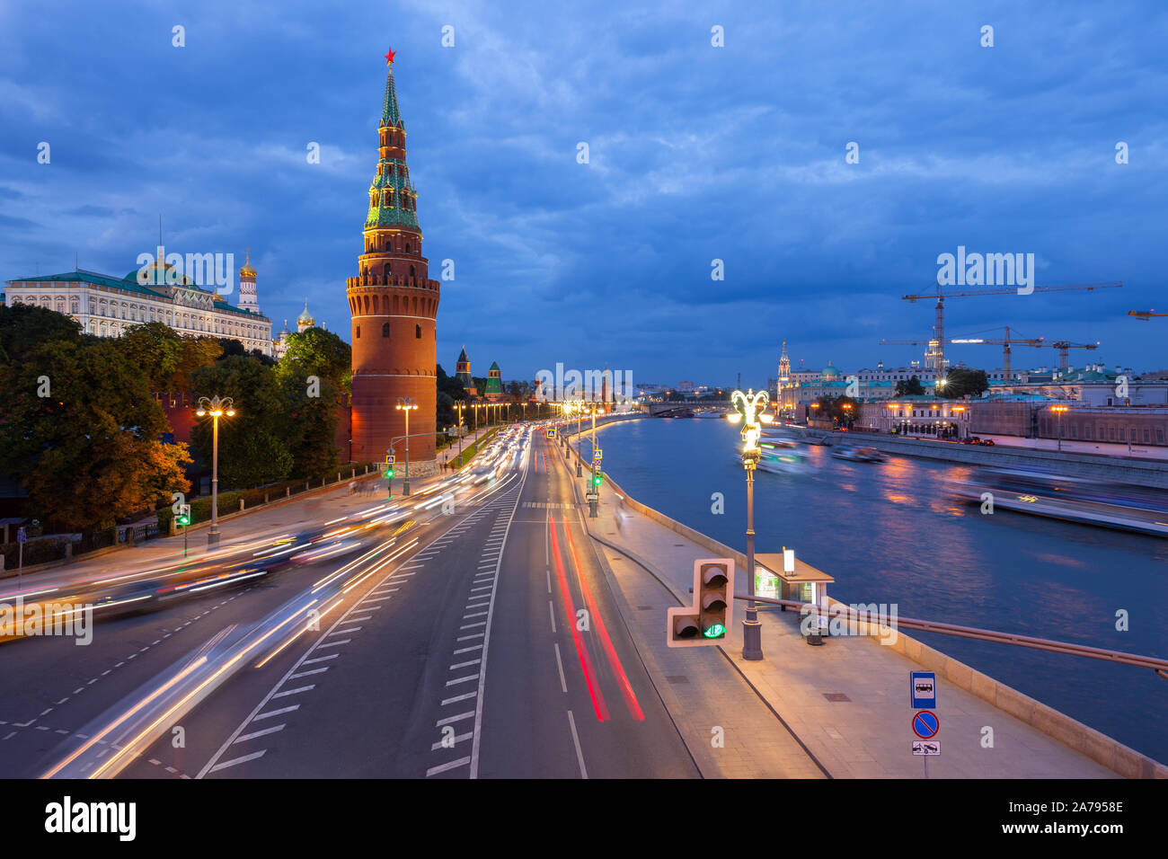 Vista del tramonto del Cremlino di Mosca, Kremlevskaya Embankment e il fiume Moskva, Mosca, Russia Foto Stock