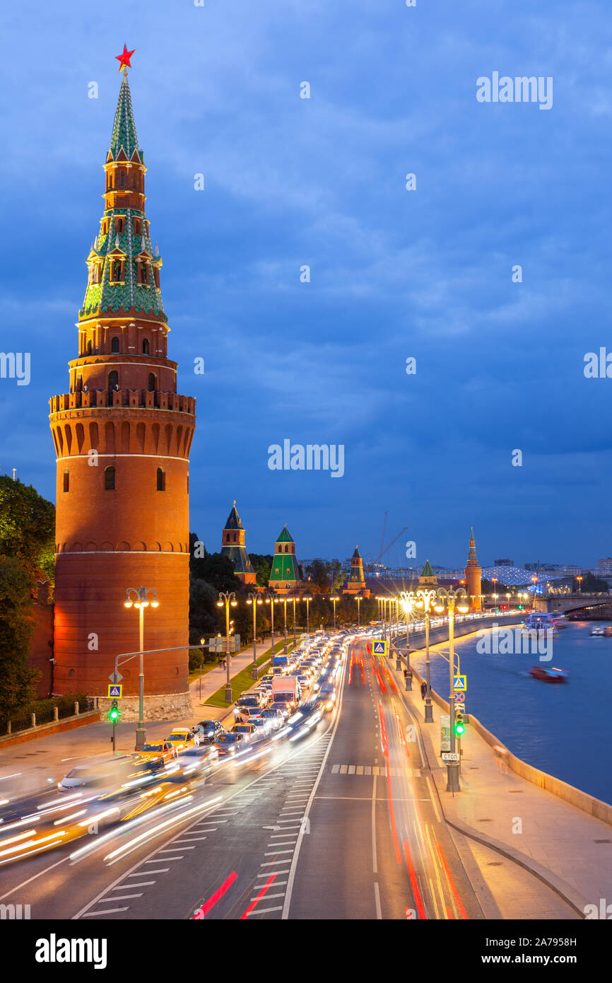 Vista del tramonto del Cremlino di Mosca, Kremlevskaya Embankment e il fiume Moskva, Mosca, Russia Foto Stock