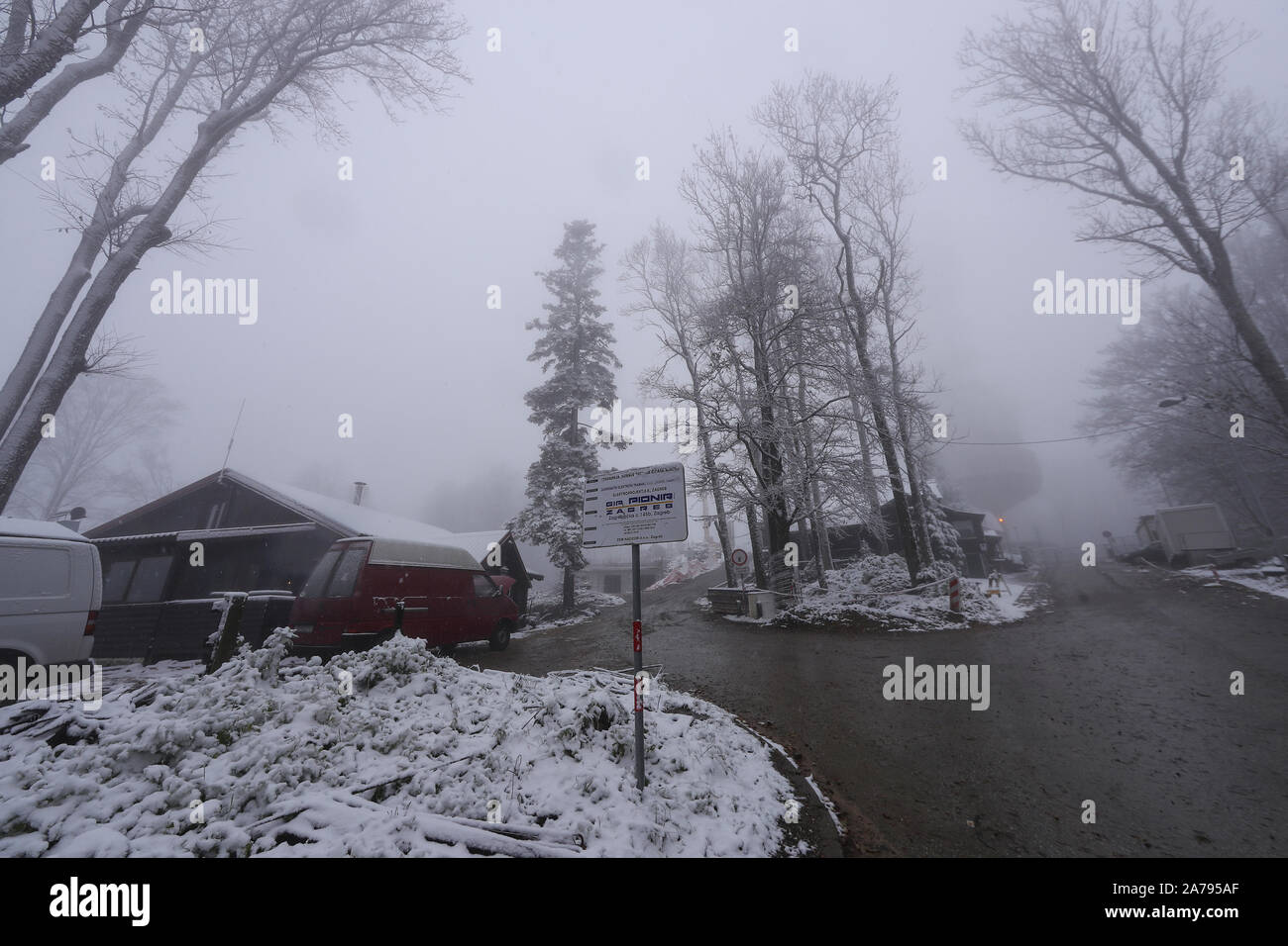 (191031) -- ZAGREB, Ottobre 31, 2019 (Xinhua) -- Foto scattata il 31 ott. 2019 mostra scena di neve sul monte Sljeme a Zagabria in Croazia. Un repentino abbassamento di temperatura e la caduta di neve ha colpito la zona il giovedì seguente sopra temperature medie per la maggior parte del mese nella capitale croata. (Igor Soban/Handout via Xinhua) Foto Stock