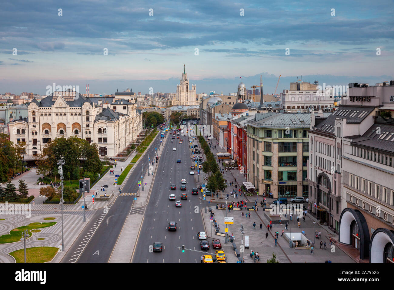 Vista aerea della Lubyanka Square, il Museo Politecnico e il Kotelnicheskaya Embankment edificio su uno sfondo a Mosca, Russia Foto Stock