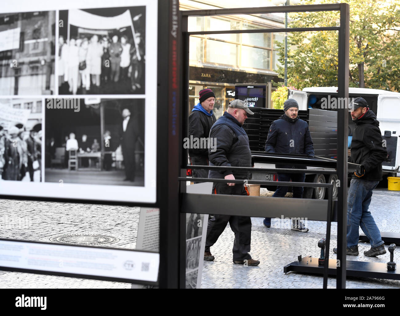 Praga, Repubblica Ceca. 31 ott 2019. Lavoratori installare una parte del 'Moments della Rivoluzione di velluto' mostra fotografica di CTK Photobank, a Praga, nella Repubblica ceca il 21 ottobre 2019, in occasione del trentesimo anniversario di 1989 eventi. Credito: Michal Krumhnazl/CTK foto/Alamy Live News Foto Stock