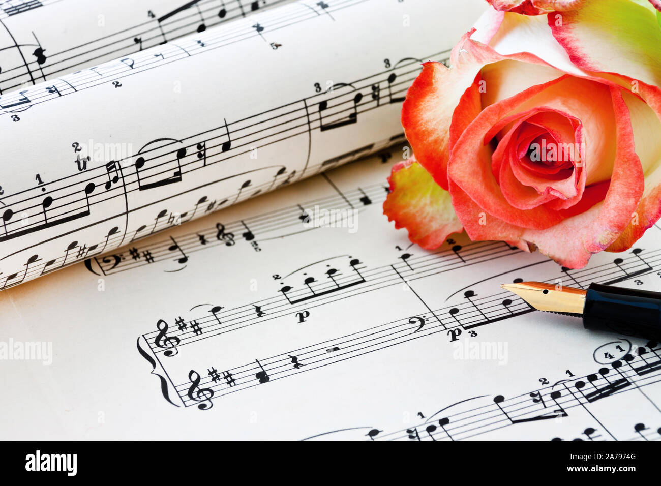 Note musicali e rose Foto stock - Alamy