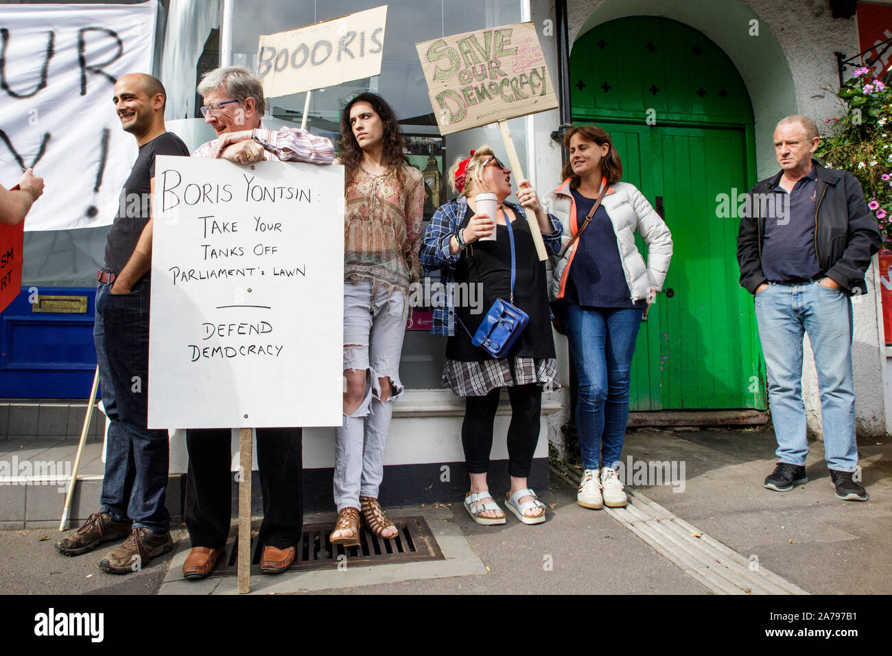 31-08-2019. I manifestanti che trasportano insegne e cartelloni sono illustrati come protestano al di fuori del Chippenham uffici del partito conservatore MP Michelle Donelan Foto Stock