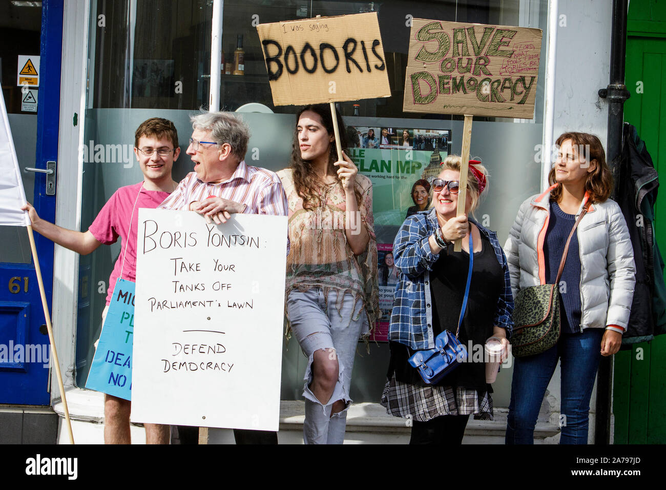 31-08-2019. I manifestanti che trasportano insegne e cartelloni sono illustrati come protestano al di fuori del Chippenham uffici del partito conservatore MP Michelle Donelan Foto Stock