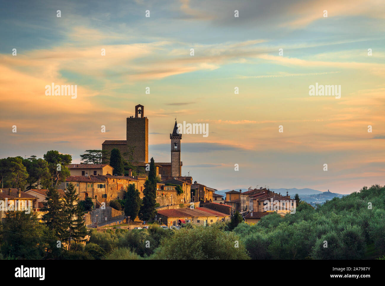 Vinci, città natale di Leonardo, vista aerea e la torre campanaria della chiesa. Firenze Toscana Italia Europa Foto Stock