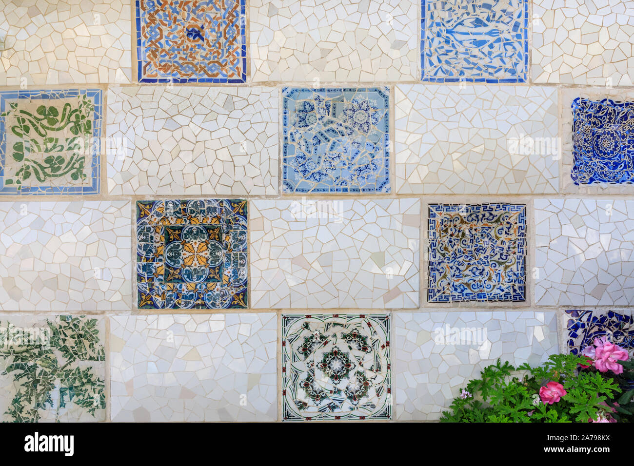 Piastrelle spagnole tradizionali e mosaici di Gaudí nel Parco Guell, Barcellona, Spagna, Europa Foto Stock