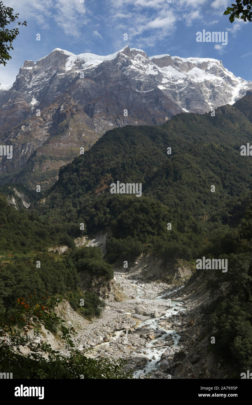Lamjung Himal, come visto da Mardi River Valley, Nepal Foto Stock