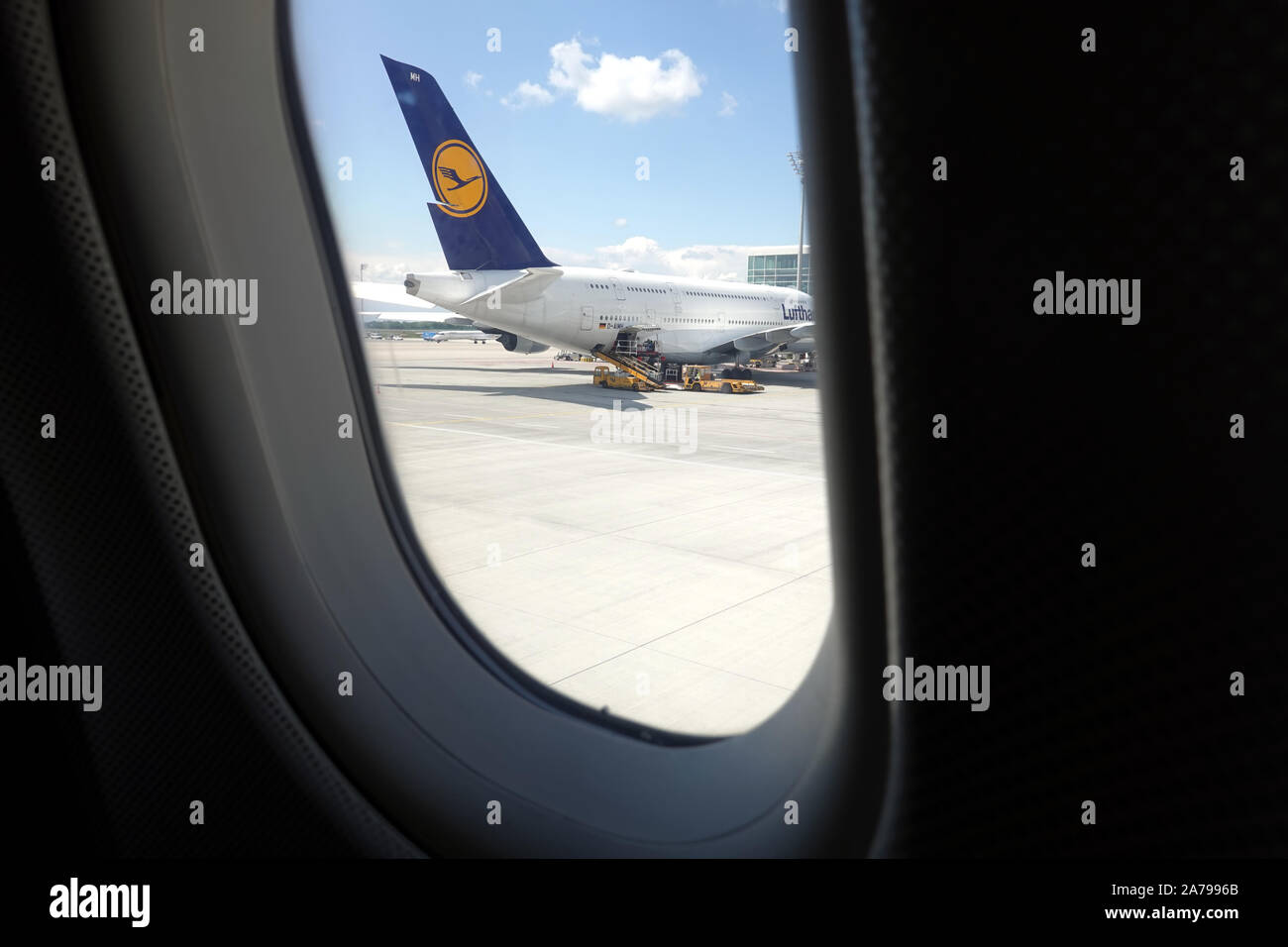 Monaco di Baviera, Germania - 14 Maggio 2019: Grande supersonico passeggeri aerei Boeing di compagnie aeree Lufthansa nell' aeroporto internazionale di Monaco di Baviera airfield, vista dall'aria Foto Stock