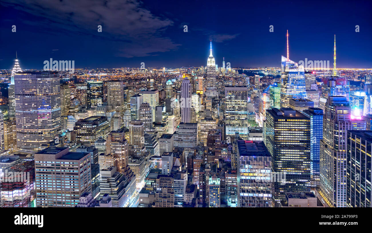 Vista di Manhattan dalla cima della roccia di notte Foto Stock
