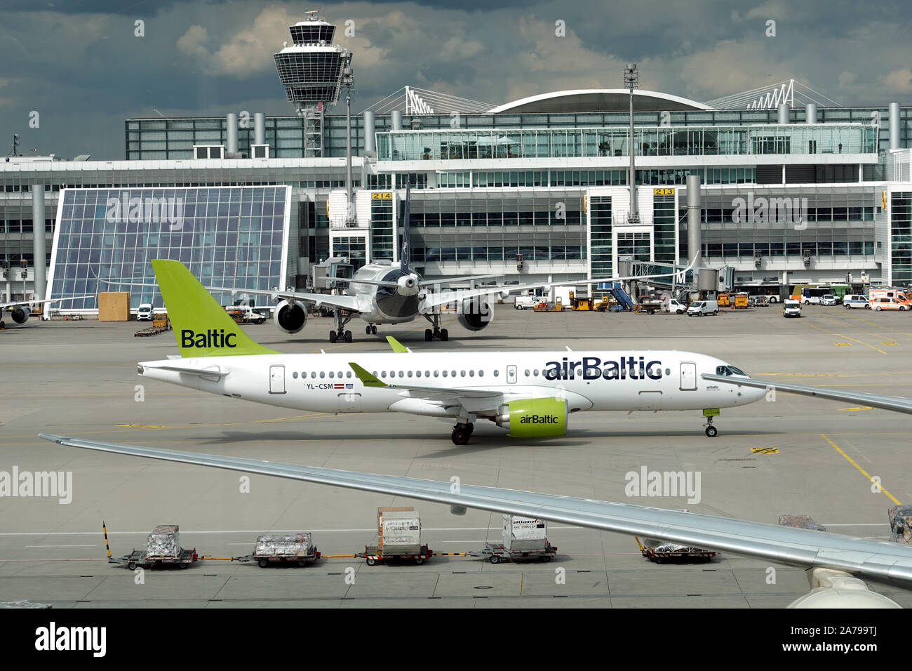 Monaco di Baviera, Germania - 14 Maggio 2019: passeggero aereo supersonico Airbus A220-300 di AirBaltic compagnie aeree nell'aeroporto internazionale di Monaco di Baviera vista laterale Foto Stock