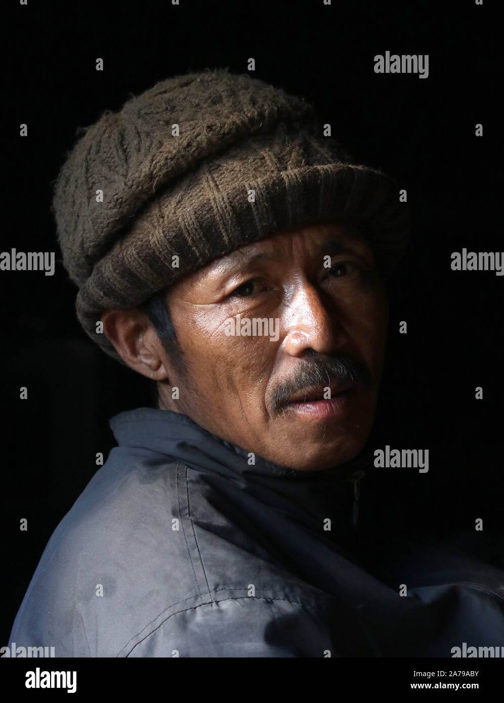 Ritratto di una capra Nepalese herder, regione di Annapurna, Nepal Foto Stock