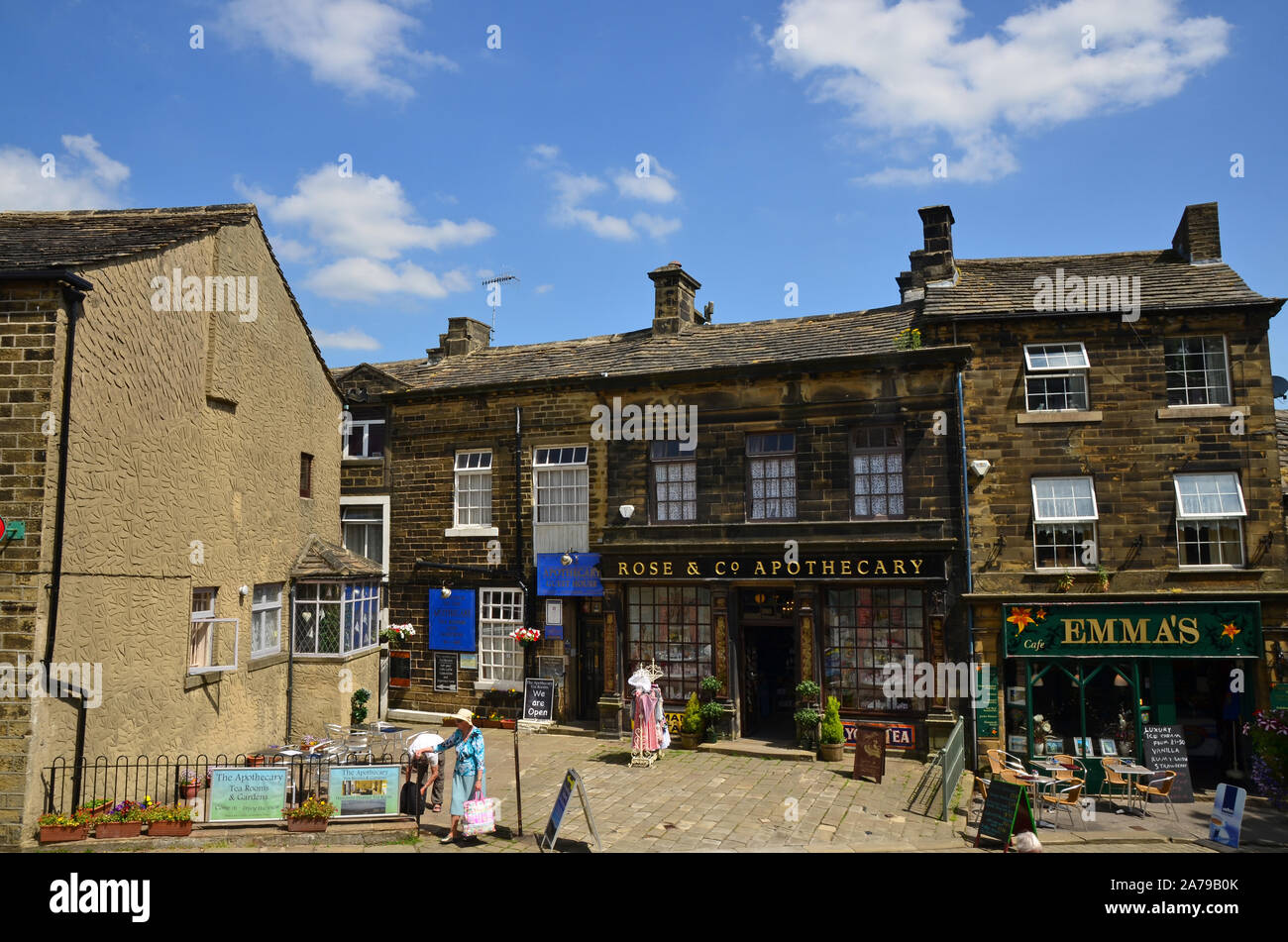 Negozi, Haworth Main Street, Bronte Country, Yorkshire Foto Stock