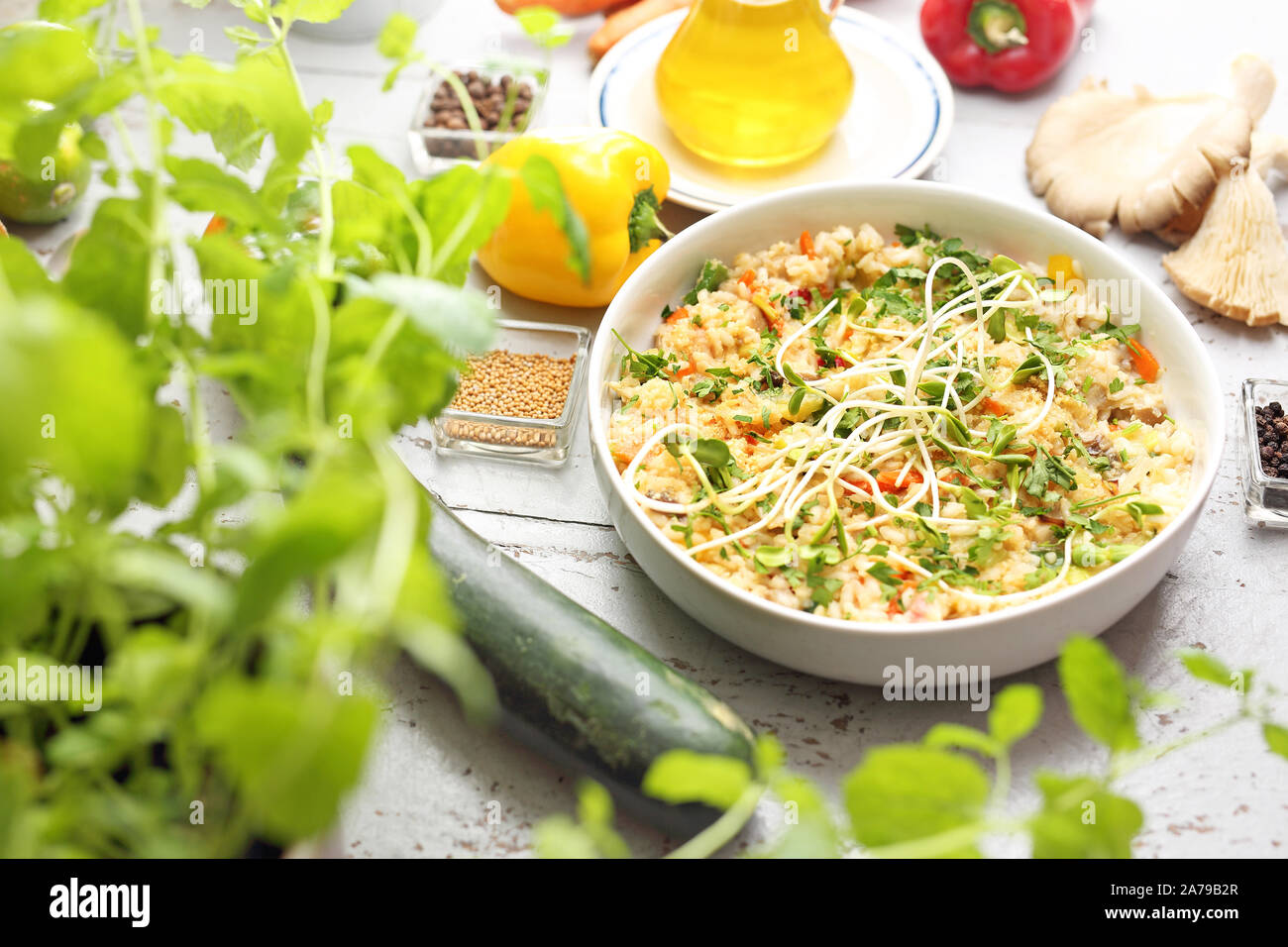 I risotti di verdure con il porro, zucchini, funghi orecchioni e carota fotografia culinaria, cibo stilizzazione Foto Stock