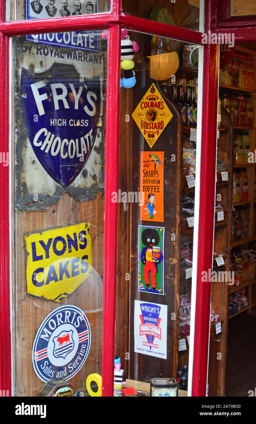 Simulazione di anni cinquanta e sessanta dolce vetrina, Haworth, Yorkshire Foto Stock