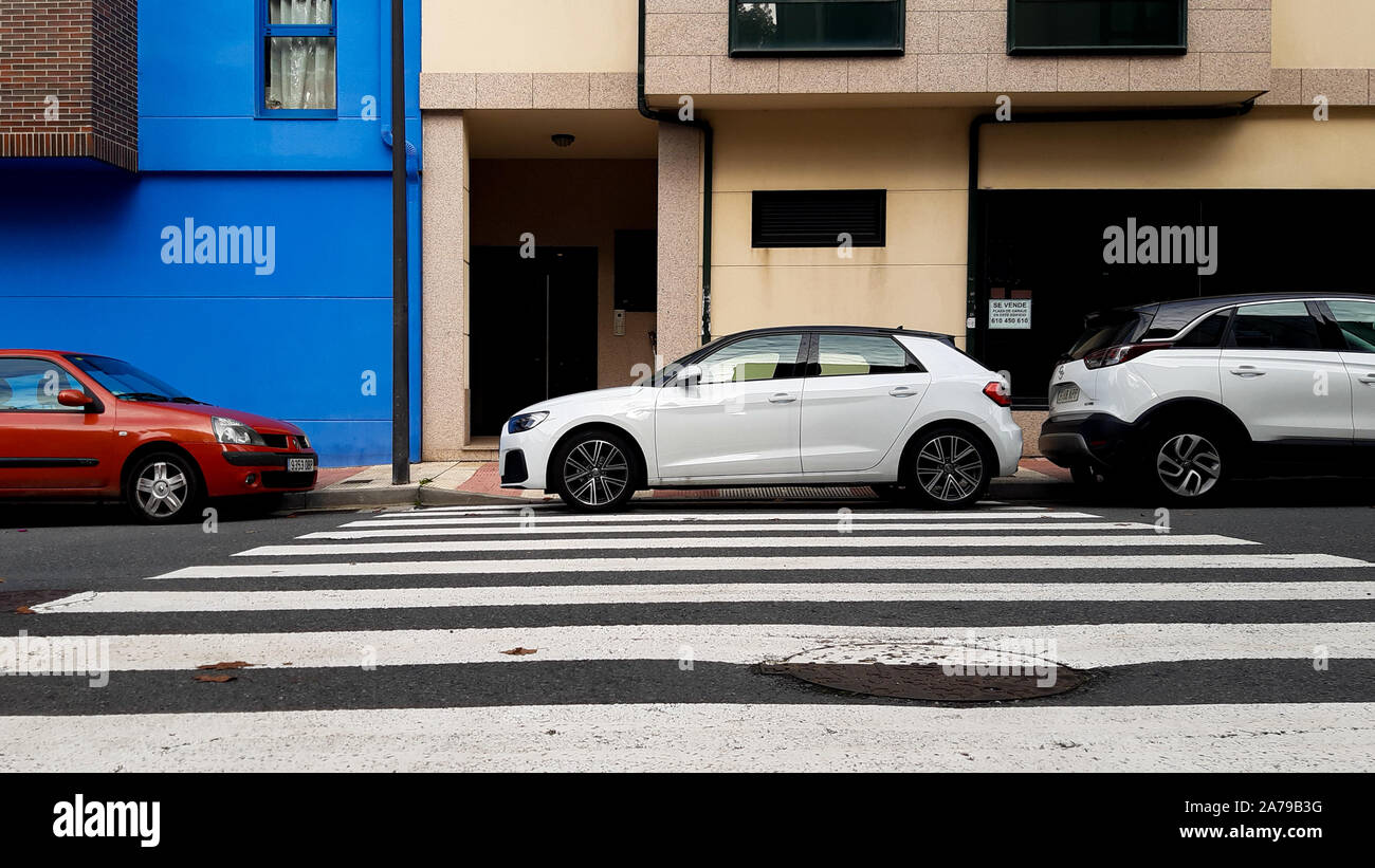 Coruna / Spagna - 31 Ottobre 2019: auto parcheggiata su un attraversamento pedonale a Coruna Spagna Foto Stock