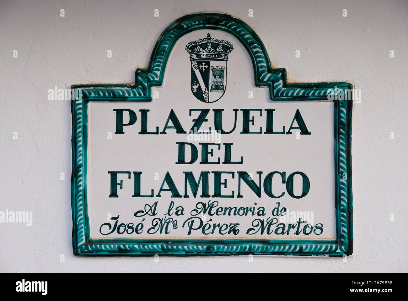 Cartello a muro per Plazuela del Flamenco, dedicato a Jose Perez Martos, Carcabuey, Provincia di Cordova, Andalusia, Spagna Foto Stock