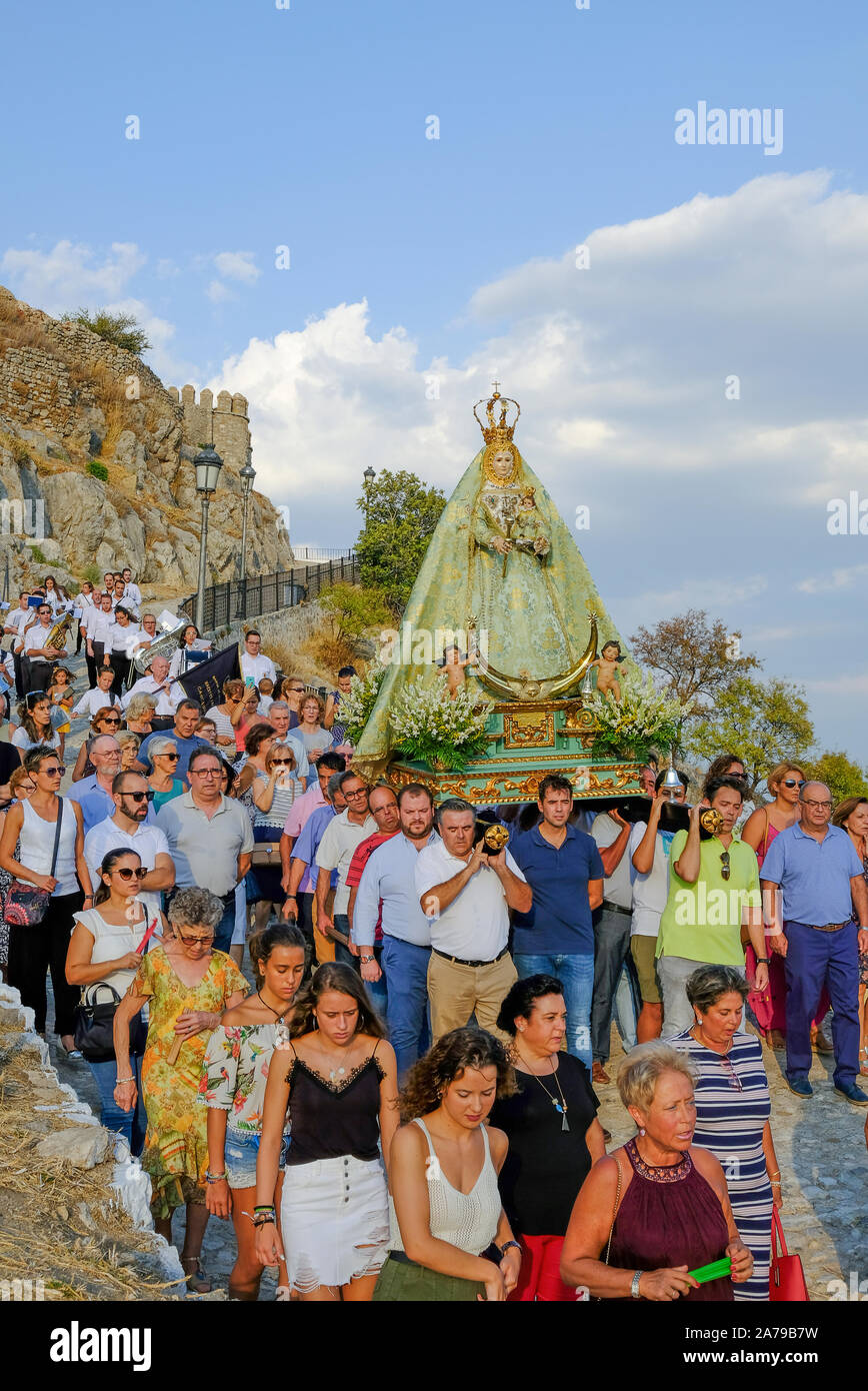 Fiesta della Virgen del Castillo, portatori che trasportano il santo patrono di Carcabuey giù per la Chiesa. In Andalusia, Spagna Foto Stock
