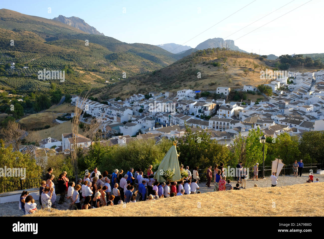 Fiesta della Virgen del Castillo, portatori che trasportano il santo patrono di Carcabuey giù per la Chiesa. In Andalusia, Spagna Foto Stock